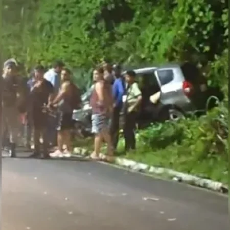 MOTORISTA FICA FERIDO APÓS CARRO CAPOTAR EM LADEIRA