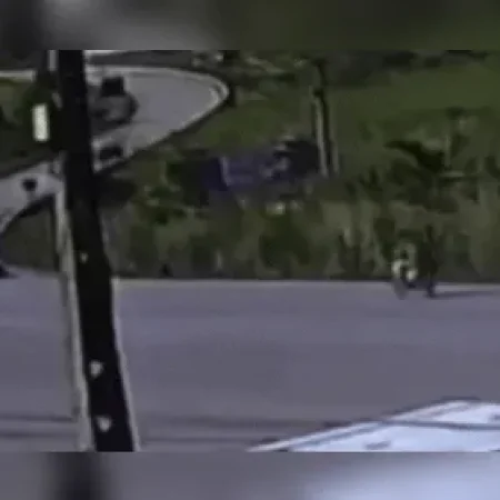 VÍDEO MOSTRA MOMENTO EM QUE MOTOCICLISTA BATE EM CARRO NA BR-101