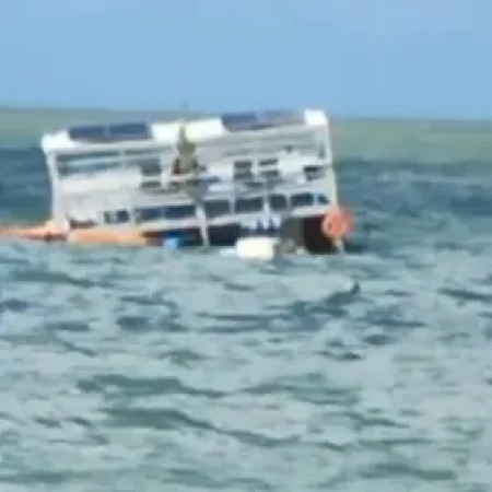 CATAMARÃ NAUFRAGA NA ORLA DE PONTA VERDE; BOMBEIROS SÃO ACIONADOS
