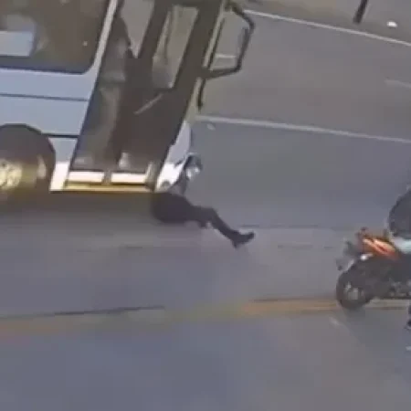 PASSAGEIRO MORRE AO DESCER DE MOTO E SER ATROPELADO POR ÔNIBUS