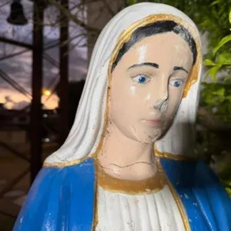 IMAGEM DE NOSSA SENHORA É VANDALIZADA EM FRENTE A IGREJA NO FAROL