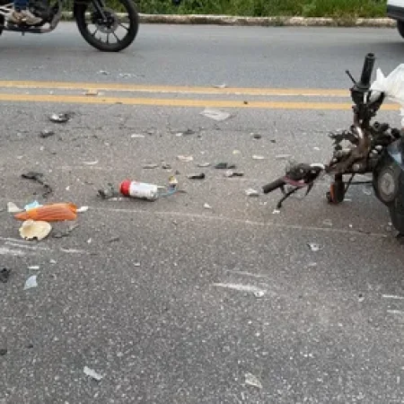MOTOCICLISTA INVADE CONTRAMÃO, BATE EM CAMINHÃO E FICA FERIDO EM MACEIÓ