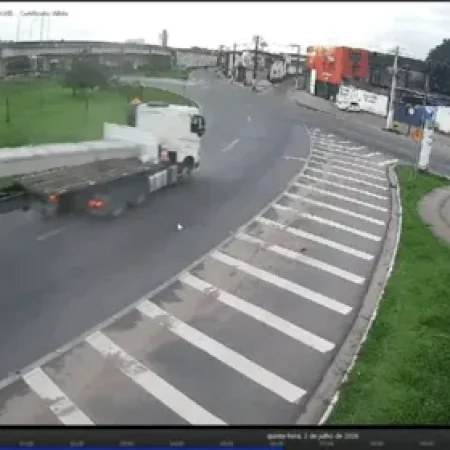 CARRETA COM CONCRETO TOMBA NA ROTATÓRIA DO VIADUTO DA ANTIGA PRF