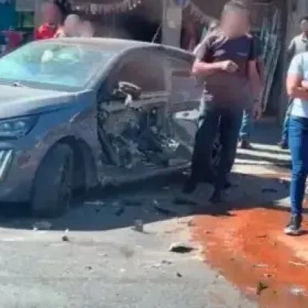 DUAS MULHERES FICAM FERIDAS APÓS ACIDENTE ENVOLVENDO CARROS E MOTOCICLETA