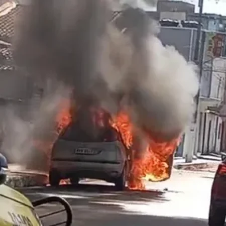 VÍDEO: CARRO FICA DESTRUÍDO APÓS INCÊNDIO EM ARAPIRACA