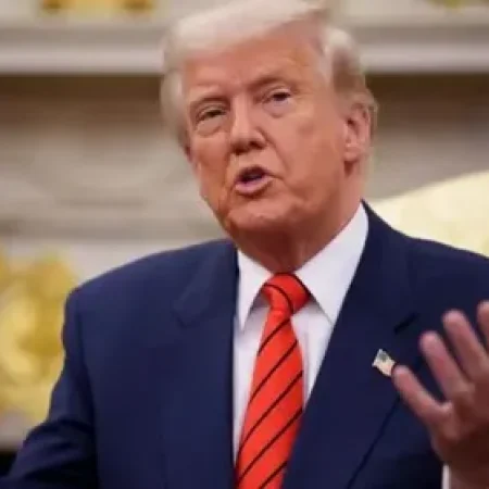 TRUMP É RETIRADO ÀS PRESSAS DE JANTAR COM CORRESPONDENTES DA CASA BRANCA