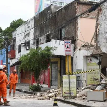 DESABAMENTO DE LAJE DEIXA FERIDOS NO INTERIOR