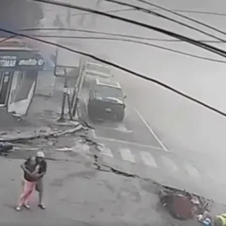 ASFALTO SE ROMPENDO DURANTE TERREMOTO QUE ATINGIU A VENEZUELA