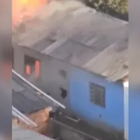 VIZINHOS QUEBRAM PAREDE E SALVAM HOMEM PRESO EM CASA EM CHAMAS