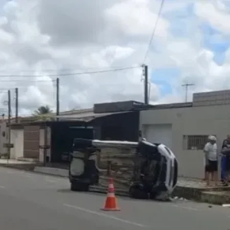 VÍDEO: CARRO CAPOTA APÓS COLISÃO ENTRE VEÍCULOS NO INTERIOR DE ALAGOAS