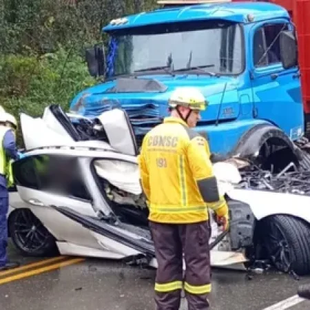 MOTORISTA DE BMW MORRE ESMAGADO POR CAMINHÃO EM RODOVIA