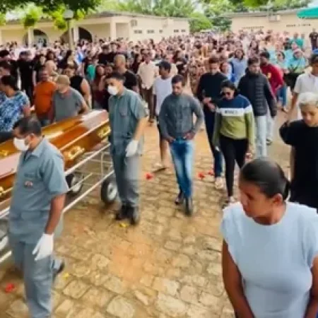 SOB FORTE COMOÇÃO, FAMILIARES E AMIGOS SE DESPEDEM DE SERVIDORA ATROPELADA POR CAMINHÃO EM ALAGOAS