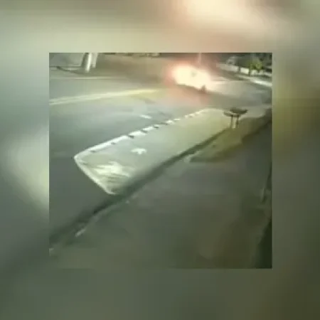 MOTORISTA PERDE CONTROLE DO CARRO, CAPOTA E SEGUE VIAGEM NORMALMENTE
