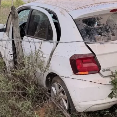 CARRO CAPOTA E PARA ÀS MARGENS DA AL-130, ENTRE OURO BRANCO E MARAVILHA