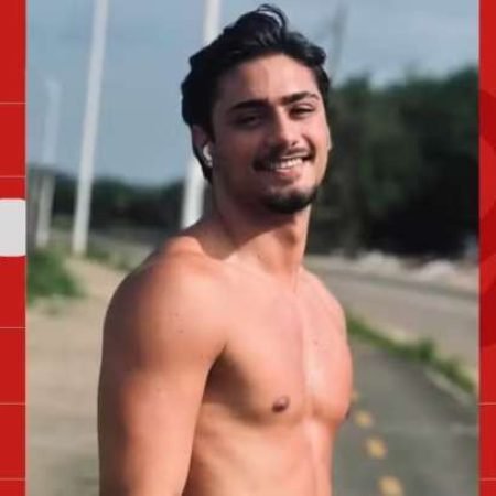 SURFISTA DESAPARECE APÓS ENTRAR NO MAR E ONDA QUEBRAR PRANCHA EM PRAIA