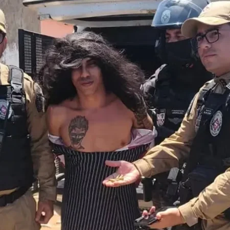 SUSPEITO DE CRIMES É PRESO AO SE VESTIR DE MULHER PARA ENGANAR POLÍCIA