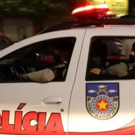 MULHER É DETIDA APÓS CAUSAR TUMULTO, FERIR POLICIAL E QUEBRAR VIATURA