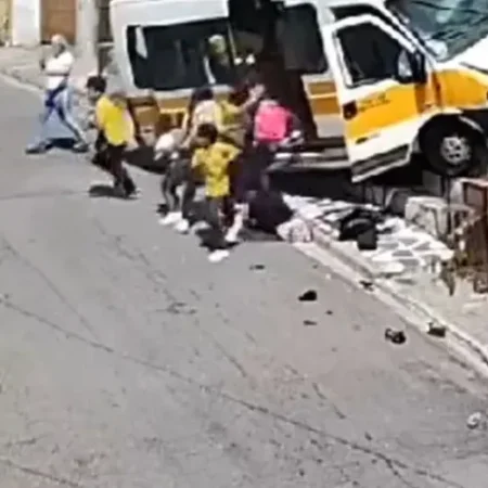SUSTO: VAN ESCOLAR COM CRIANÇAS PERDE CONTROLE E BATE EM MURO