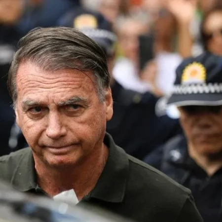 TSE PROÍBE USO DE IMAGEM DE BOLSONARO COMO APOIO A CANDIDATOS EM SANTINHOS