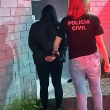 TÉCNICA DE ENFERMAGEM É PRESA SUSPEITA DE DOPAR E BATER EM GÊMEOS