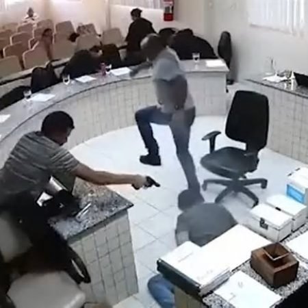 HOMEM QUE ATIROU NO ASSASSINO DO PAI EM PLENO JÚRI É ABSOLVIDO