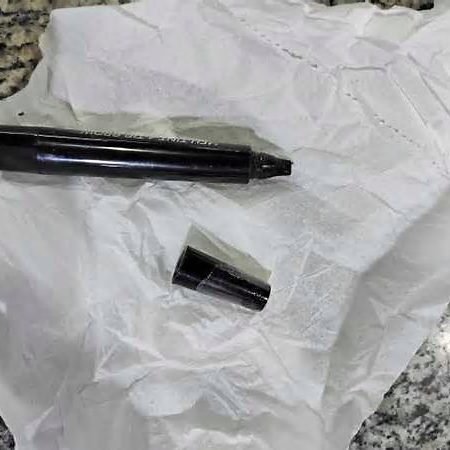 MULHER É PRESA POR AGREDIR FUNCIONÁRIAS DE SPA AO TER PROCEDIMENTO NEGADO; VÍTIMA FOI FERIDA NO ROSTO COM UM LÁPIS