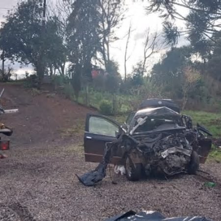 COLISÃO ENTRE DOIS CARROS DEIXA DUAS PESSOAS FERIDAS