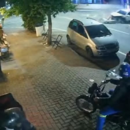 MULHER MORRE EM COLISÃO ENTRE DOIS CARROS
