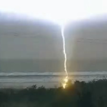 MORRE TURISTA ATINGIDA POR RAIO ENQUANTO CAMINHAVA NA FAIXA DE AREIA DURANTE TEMPESTADE EM PRAIA