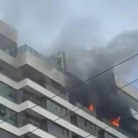 INCÊNDIO EM APARTAMENTO EM AL E ATINGE CINCO CÔMODOS, DOIS DELES COM PERDA TOTAL