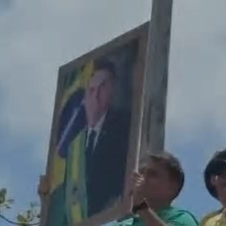 EM SÃO LUÍS, FLÁVIO CHORA EM COMÍCIO E ERGUE RETRATO DE JAIR BOLSONARO