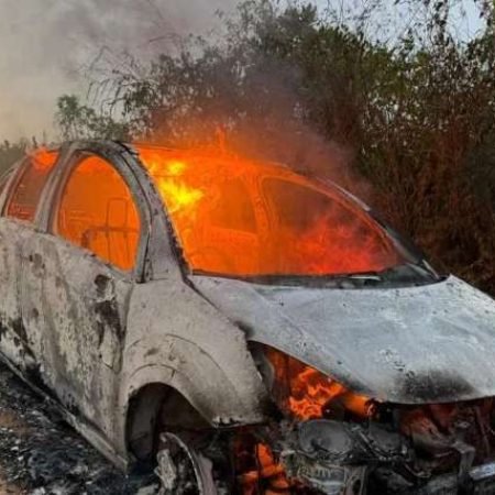 CARRO PEGA FOGO E FICA DESTRUÍDO EM ESTRADA VICINAL