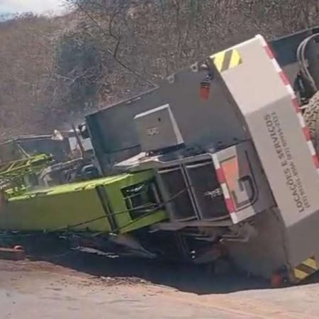 CAMINHÃO GUINDASTE TOMBA E PEGA FOGO NA SERRA DAS PIAS