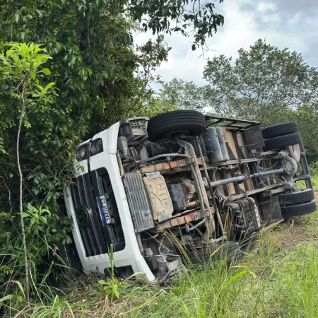 TOMBAMENTO DE CARRETA DEIXA TRÊS FERIDOS NA ZONA RURAL