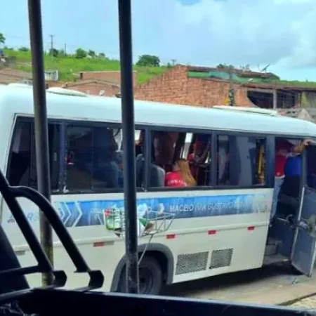ÔNIBUS COM TORCEDORES DO CRB É ATACADO NA BR 101 A CAMINHO DE RECIFE
