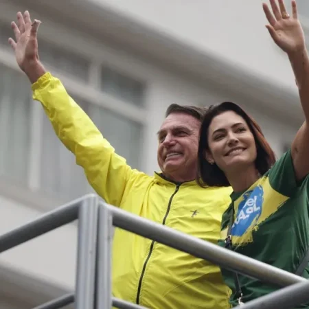 TRE-DF MANDA SUSPENDER PROPAGANDA DE MICHELLE QUE USA IMAGEM DE BOLSONARO