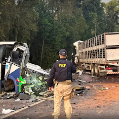 ACIDENTE ENTRE CARRETA E MICRO-ÔNIBUS DEIXA 23 MORTOS NA BR-373