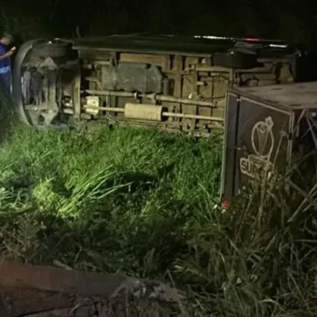 VAN SAI DA PISTA E TOMBA EM RIBANCEIRA NA BR-316, EM ATALAIA; QUATRO FICAM FERIDOS