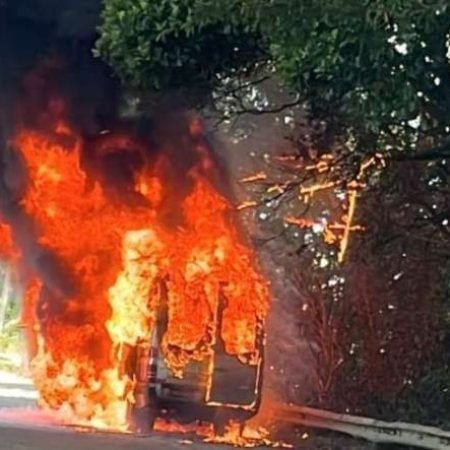 VAN COM TURISTAS PEGA FOGO, EXPLODE E FICA DESTRUÍDA DURANTE VIAGEM