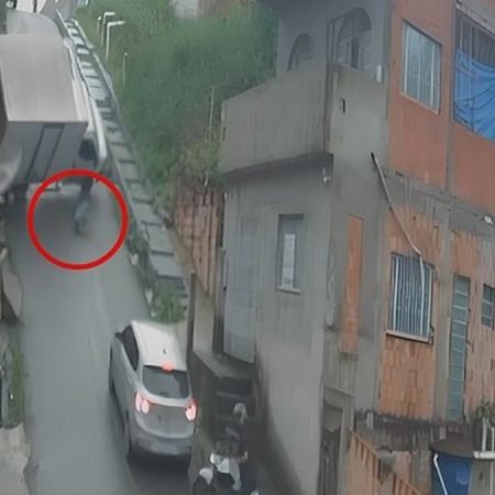 HOMEM SALTA DE CAMINHÃO DESGOVERNADO SEGUNDOS ANTES DE VEÍCULO TOMBAR EM LADEIRA