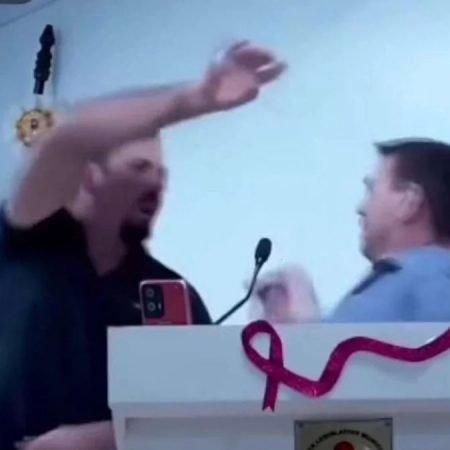 VEREADORES TROCAM SOCOS APÓS PARLAMENTAR JOGAR ÁGUA EM COLEGA DURANTE SESSÃO; ASSISTA