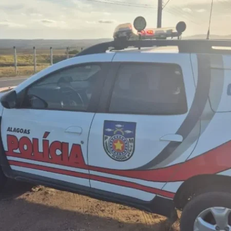 MULHER É PRESA APÓS AGREDIR COMPANHEIRA COM CORRENTE