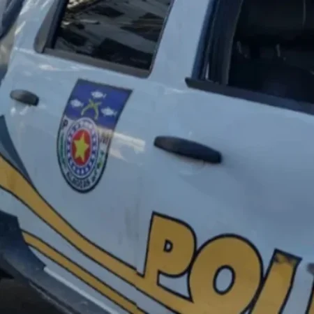 MOTOCICLISTA FICA FERIDO APÓS COLIDIR CONTRA CARRO