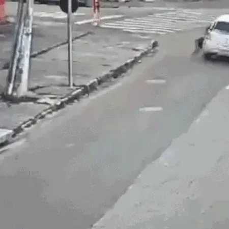 ADOLESCENTE É ARRASTADA POR CERCA DE 20 METROS POR CARRO DE APLICATIVO