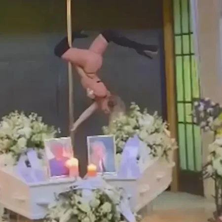 DANÇARINA FAZ APRESENTAÇÃO DE POLE DANCE EM FUNERAL DE CASAL
