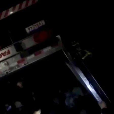 VÍDEO MOSTRA POPULAÇÃO SAQUEANDO CARGA DE CARNE APÓS CARRETA CAPOTAR NA BR-101