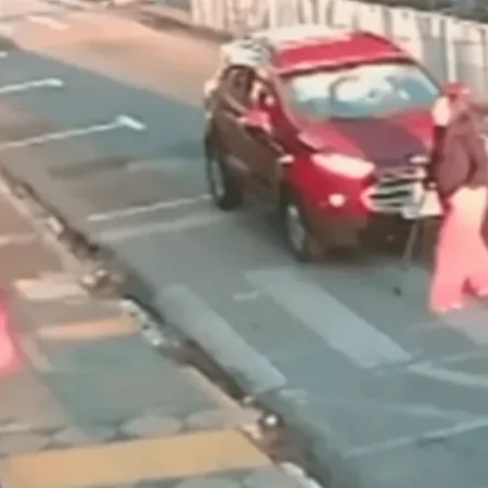 MOTORISTA FOGE APÓS ATROPELAR MULHER DE BENGALA NA FAIXA DE PEDESTRES