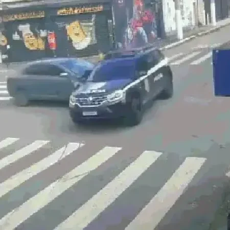 VIATURA DA POLÍCIA CIVIL CAPOTA APÓS SER ATINGIDA POR CARRO