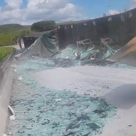 CARRETA CARREGADA DE VIDRO TOMBA E TRECHO DA BR-101 É BLOQUEADO EM ALAGOAS