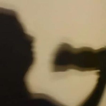 EMBRIAGADO, HOMEM AMEAÇA ESPOSA DE MORTE COM FACA E QUEBRA MÓVEIS DENTRO DE CASA